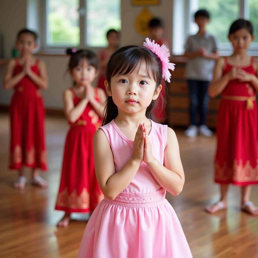 Một bé gái đang chăm chú học các động tác của dân vũ Việt Nam ơi tại trường mầm non.