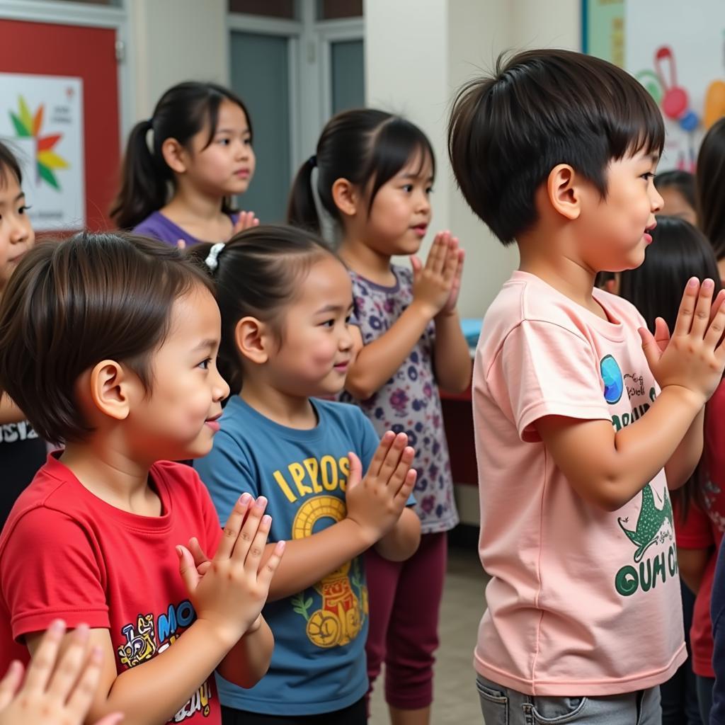 Trẻ mầm non học cách khoanh tay chào